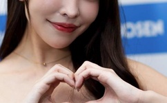 带字qq皮肤女生